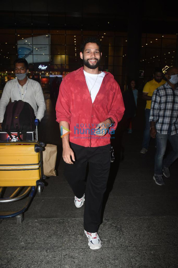 photos deepika padukone ankita lokhande mandira bedi and others snapped at the airport 6699 1