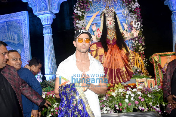 photos hrithik roshan celebrates navratri with falguni pathak in borivali 2