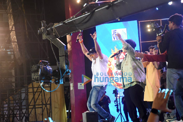photos hrithik roshan celebrates navratri with falguni pathak in borivali 7