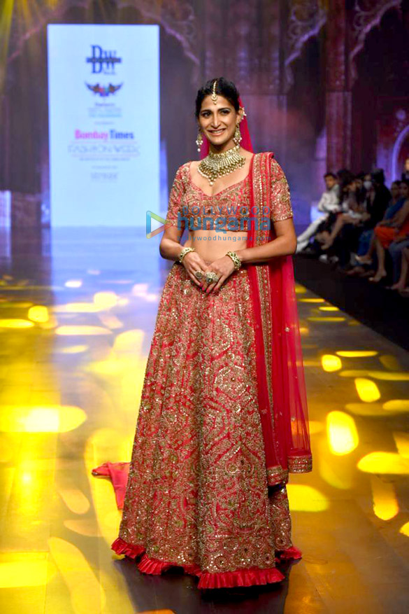 photos isha koppikar aahana kumra and divya dutta walk the ramp at the bombay times fashion week 2022 1 2