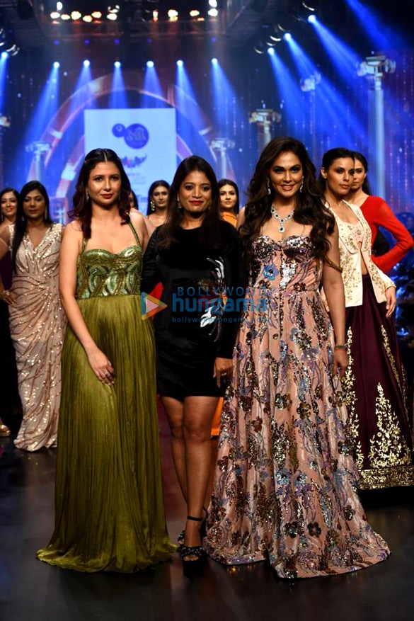 photos isha koppikar aahana kumra and divya dutta walk the ramp at the bombay times fashion week 2022 2 2
