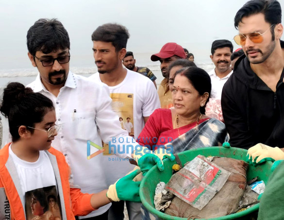 Photos Jacqueline Fernandez, Rajniesh Duggal, Vindhu Dara Singh and others snapped at beach cleaning drive in Versova (5)