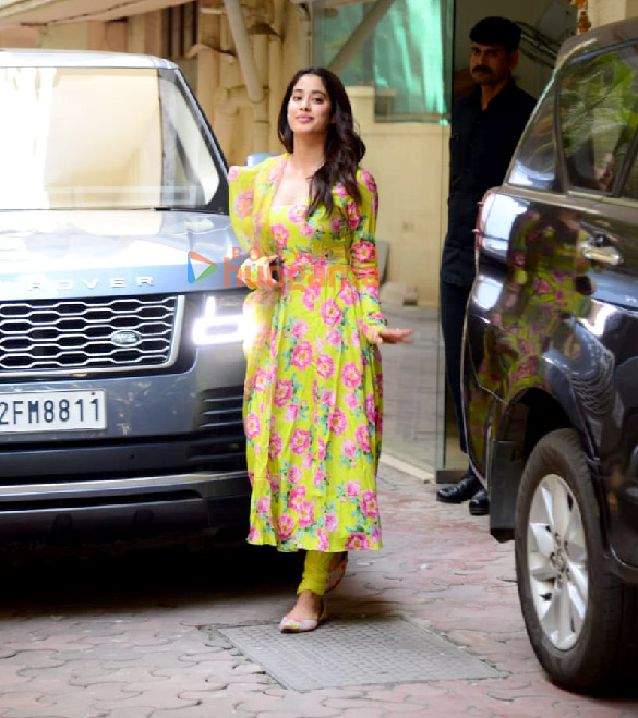 photos janhvi kapoor snapped at arjun kapoors residence 1