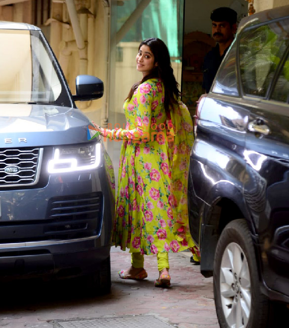 photos janhvi kapoor snapped at arjun kapoors residence 2