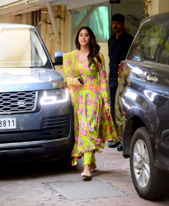 photos janhvi kapoor snapped at arjun kapoors residence 4