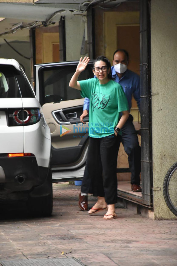 photos karisma kapoor snapped in khar 1 2