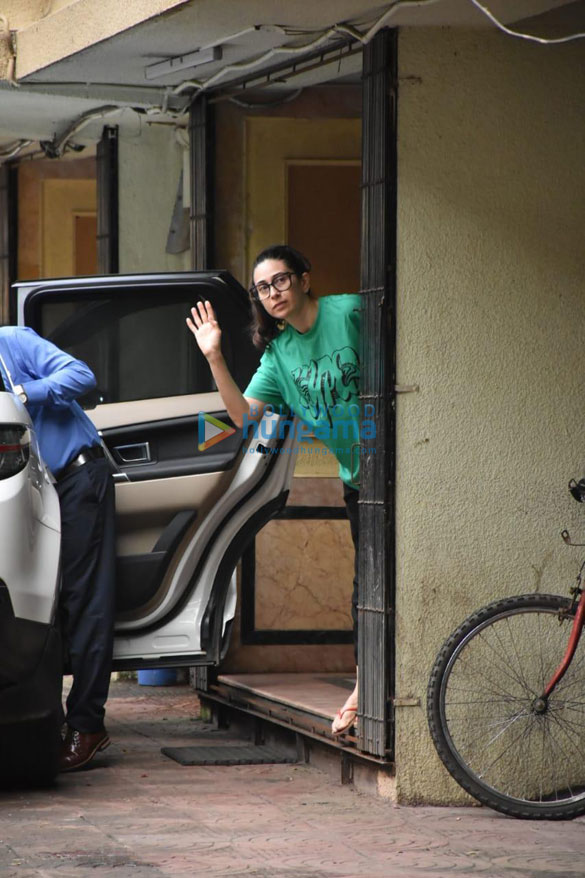 photos karisma kapoor snapped in khar 2 2
