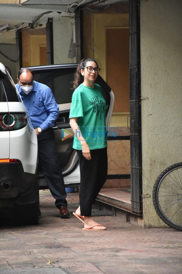 Photos: Karisma Kapoor snapped in Khar Photos: Karisma Kapoor snapped in Khar