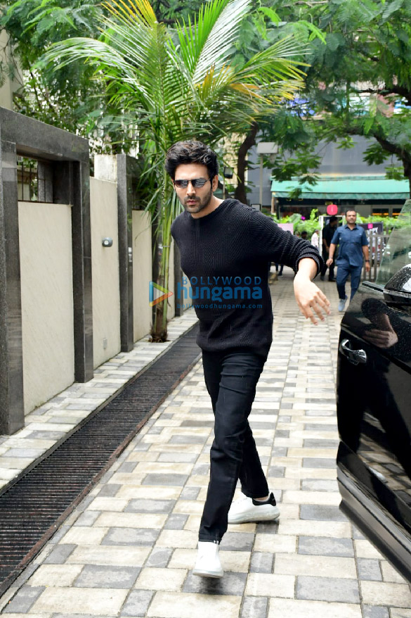 photos kartik aaryan snapped at the t series office in andheri 1 3