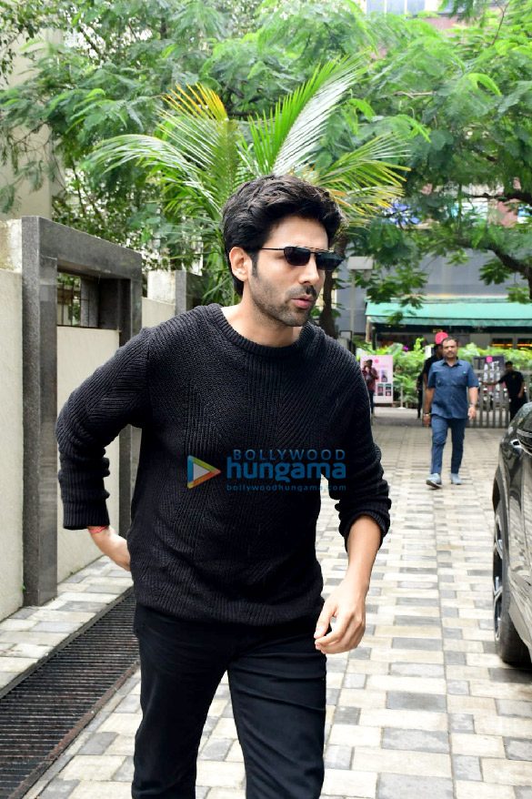 Photos: Kartik Aaryan snapped at the T-Series office in Andheri Photos: Kartik Aaryan snapped at the T-Series office in Andheri