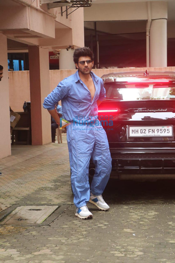 photos kartik aaryan snapped in mumbai 2 2