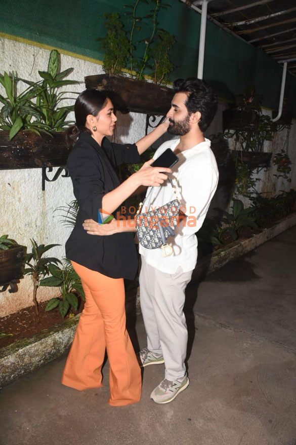 photos mrunal thakur and other celebs attend the screening of the film aye zindagi 6