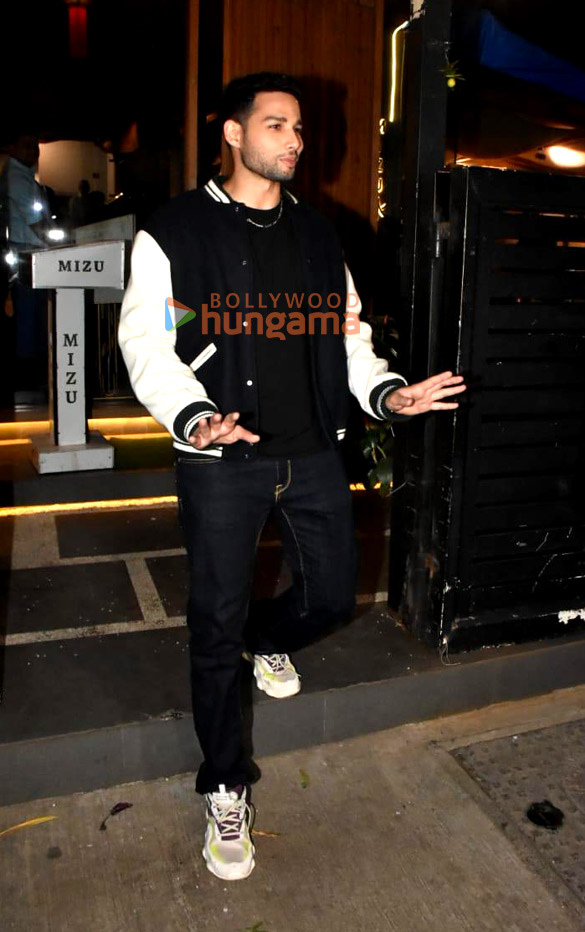 photos navya naveli nanda shanaya kapoor siddhant chaturvedi and others snapped at ananya pandays birthday dinner at mizu in bandra 4