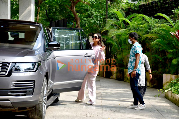 photos parineeti chopra spotted in khar 2 4