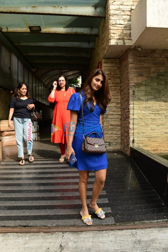 photos pooja hegde snapped in juhu 1 4