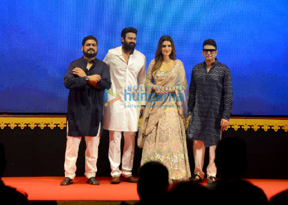 photos prabhas kriti sanon om raut and bhushan kumar attend the teaser launch of their film adipurush in ayodhya2 3
