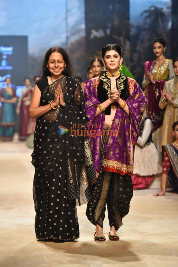 photos sanjana sanghi warina hussain and kanika kapoor walk the ra