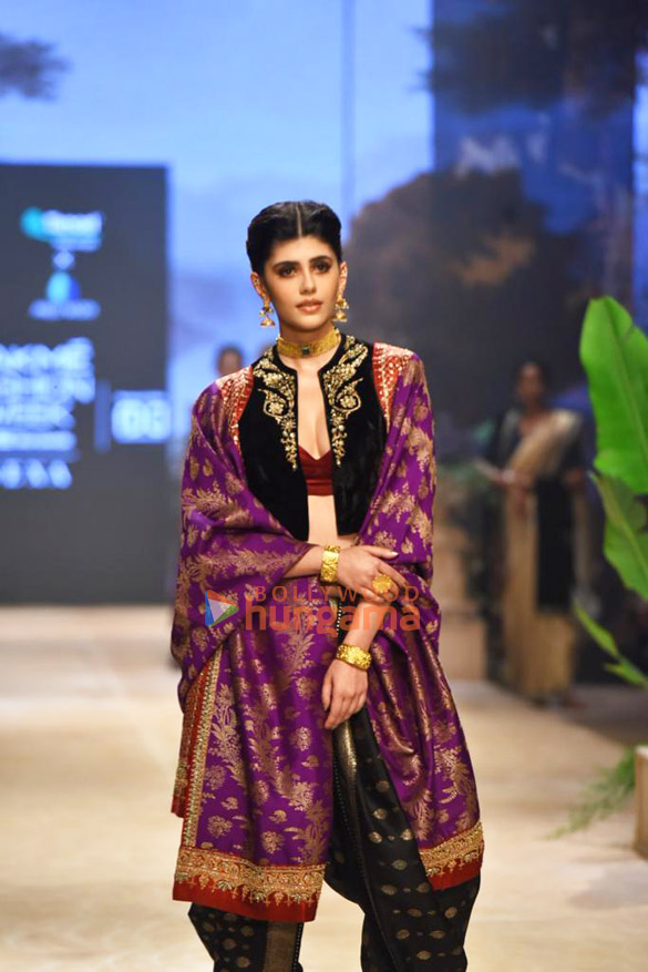 Photos: Sanjana Sanghi, Warina Hussain, Kanika Kapoor and others turn showstoppers on Day 2 of the Lakme Fashion Week 2022