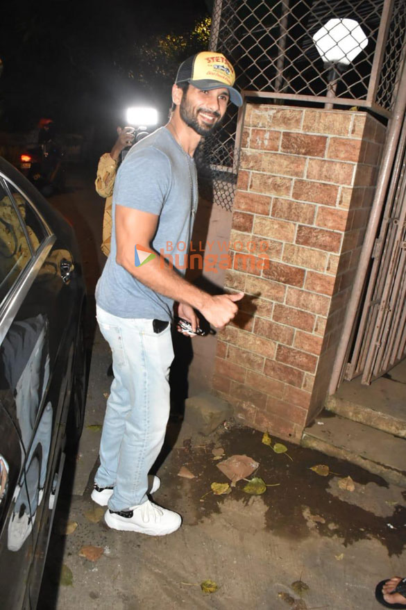 Photos: Shahid Kapoor snapped outside a dubbing studio in Bandra Photos: Shahid Kapoor snapped outside a dubbing studio in Bandra