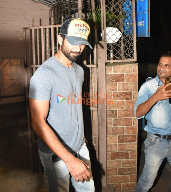 photos shahid kapoor snapped at a dubbing studio in bandra 4 2