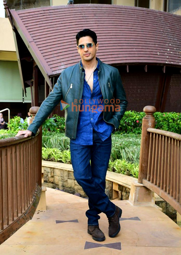 photos sidharth malhotra and rakul preet singh snapped during thank god promotions in mumbai 3