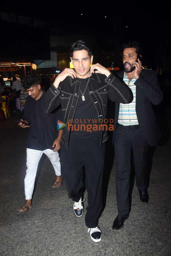 photos sidharth malhotra and ranveer singh snapped at the airport 3