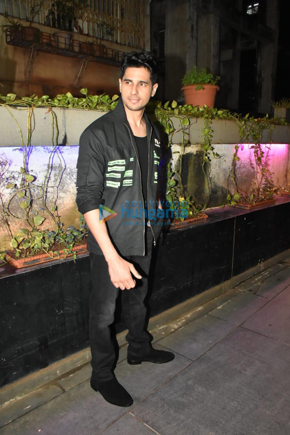 photos sidharth malhotra snapped in santacruz 2