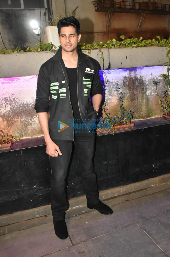 photos sidharth malhotra snapped in santacruz 3