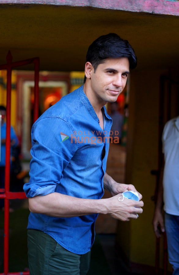 photos sidharth malhotra spotted at mukteshwar temple in juhu 3