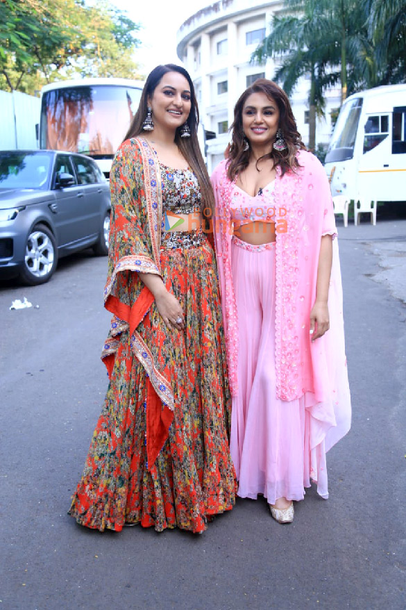 Photos: Sonakshi Sinha and Huma Qureshi snapped promoting Double XL on Indian Idol Photos: Sonakshi Sinha and Huma Qureshi snapped promoting Double XL on Indian Idol