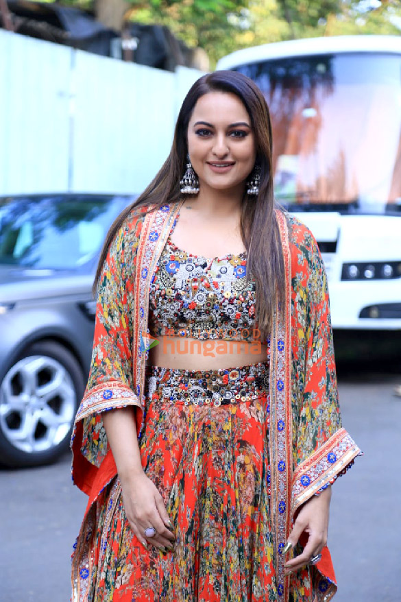 photos sonakshi sinha and huma qureshi snapped promoting double xl on indian idol 6