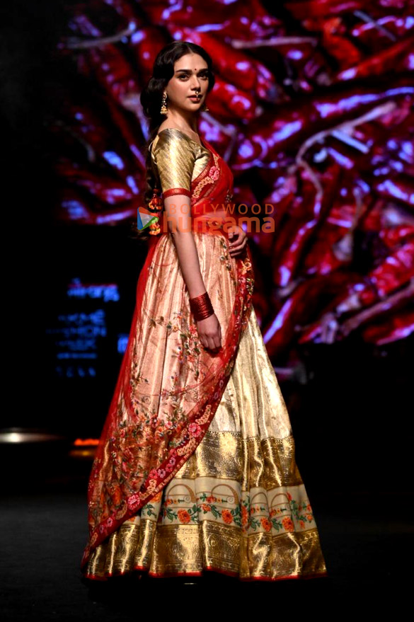 photos tara sutaria genelia dsouza aditi rao hydari and others turn showstoppers on day 4 of the lakme fashion week 2022 4