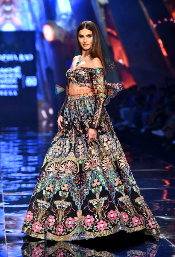photos tara sutaria and genelia dsouza turn showstoppers on day 4 of the lakme fashion week 2022 1