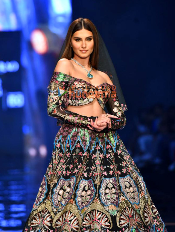 Photos: Tara Sutaria, Genelia D’Souza, Aditi Rao Hydari and others turn showstoppers on Day 4 of the Lakme Fashion Week 2022