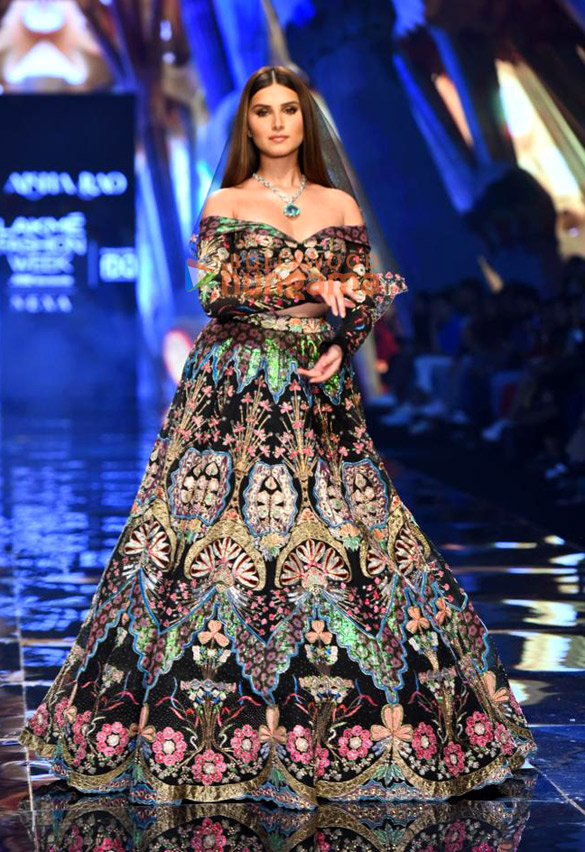 photos tara sutaria and genelia dsouza turn showstoppers on day 4 of the lakme fashion week 2022 5