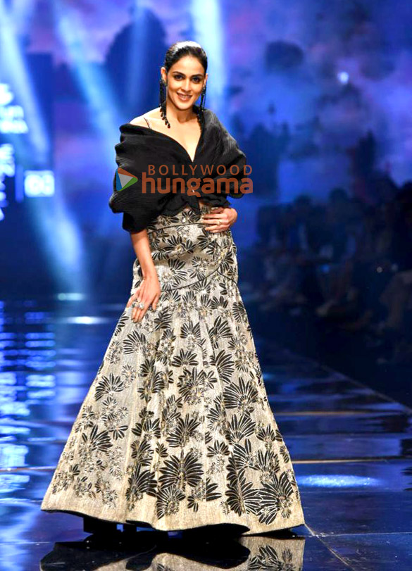 photos tara sutaria and genelia dsouza turn showstoppers on day 4 of the lakme fashion week 2022 6