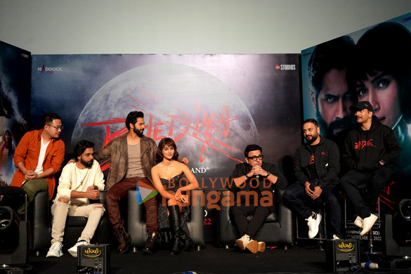 photos varun dhawan kriti sanon dinesh vijan and others grace the trailer launch of bhediya 3