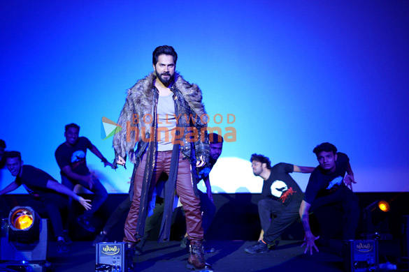 photos varun dhawan kriti sanon dinesh vijan and others grace the trailer launch of bhediya 4