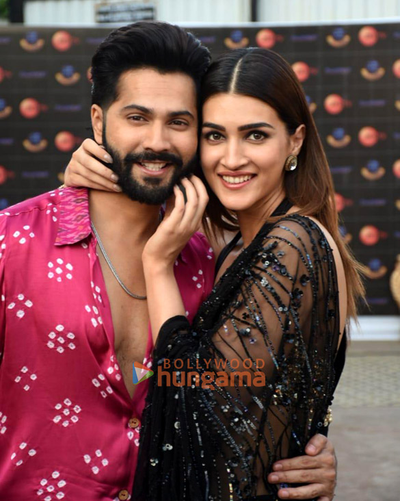 Photos Varun Dhawan And Kriti Sanon Promote Bhediya In Mumbai Parties And Events Bollywood