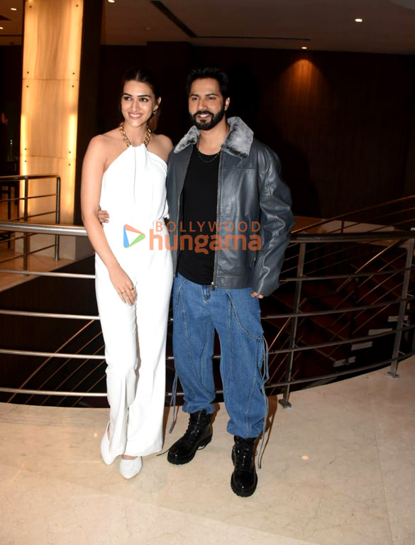 Photos Varun Dhawan And Kriti Sanon Promote Bhediya In Mumbai (1 ...