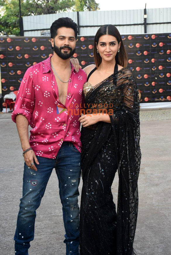 Photos Varun Dhawan And Kriti Sanon Promote Bhediya In Mumbai (2 ...