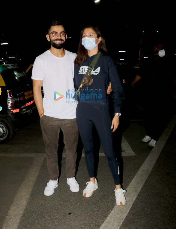 Anushka Sharma And Virat Kohlixxx - Photos: Virat Kohli, Anushka Sharma and Rashmika Mandanna snapped at the  airport | Parties & Events - Bollywood Hungama