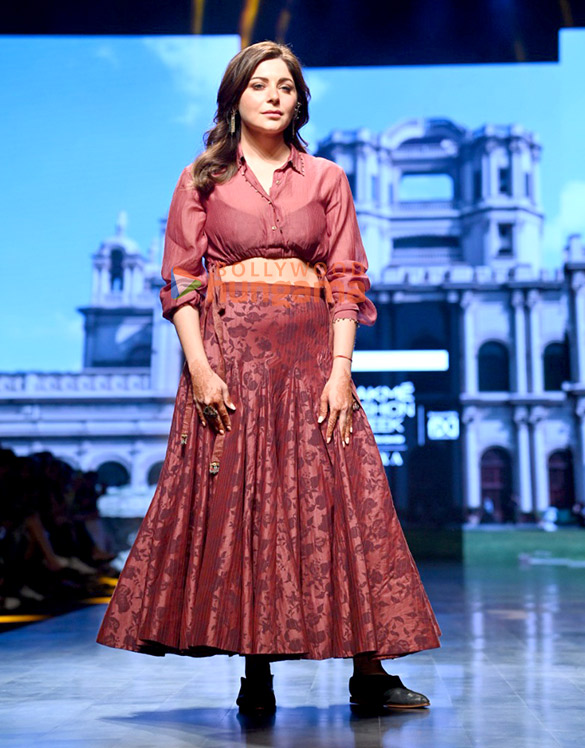 photos warina hussain and kanika kapoor walk the ramp as the show stoppers for swati kapoor at the lakme fashion week 2022 4