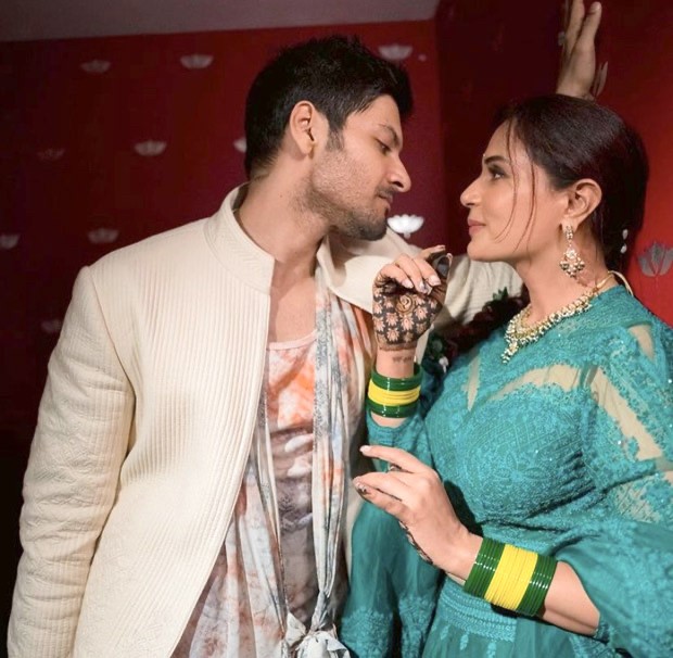 Richa Chadha shares romantic pictures with Ali Fazal from their mehendi ceremony and fans can’t keep calm! Richa Chadha shares romantic pictures with Ali Fazal from their mehendi ceremony and fans can’t keep calm!
