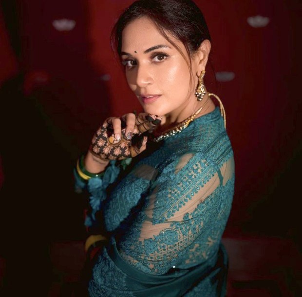 Richa Chadha shares romantic pictures with Ali Fazal from their mehendi ceremony and fans can’t keep calm! Richa Chadha shares romantic pictures with Ali Fazal from their mehendi ceremony and fans can’t keep calm!
