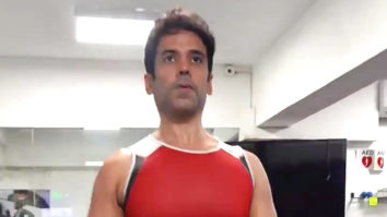 Tusshar Kapoor flaunts his muscular arms while working out in the gym