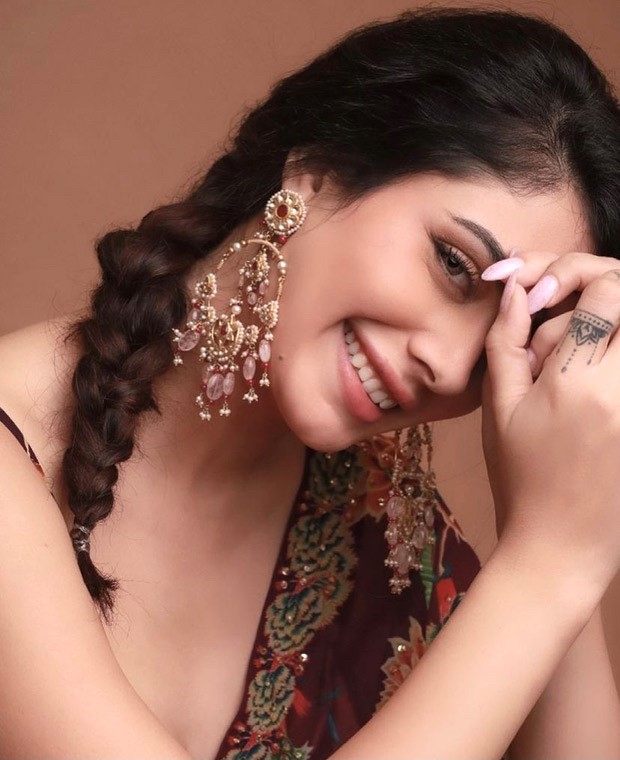 Warina Hussain's printed lehenga with a plunging neckline worth Rs 50,000 is perfect for this Diwali party