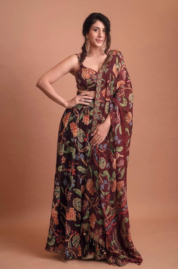Warina Hussain's printed lehenga with a plunging neckline worth Rs 50,000 is perfect for this Diwali party