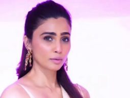 Daisy Shah brings back the trend with her groovy moves