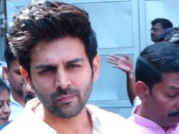 Kartik Aaryan gets clicked at a temple as he seeks blessings on his birthday